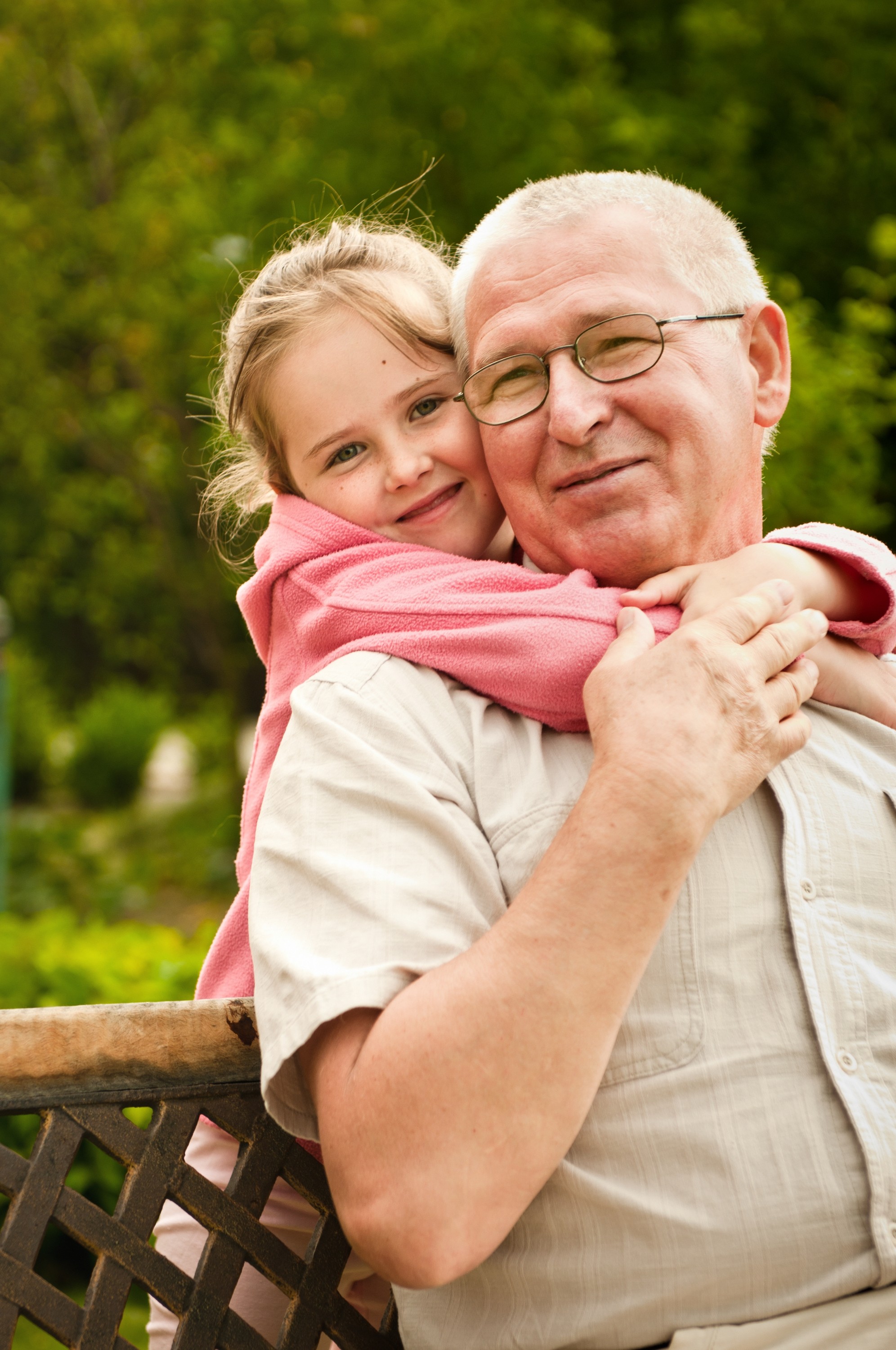 Do your grandparents. Дедушка и внучка. Дедушка с внучками. Фотосессия дедушки. Объятия с дедушкой.